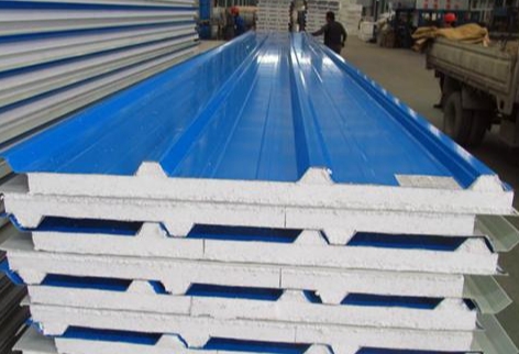 夏季高溫對彩鋼板的核心威脅是火災風險、熱變形、腐蝕加速